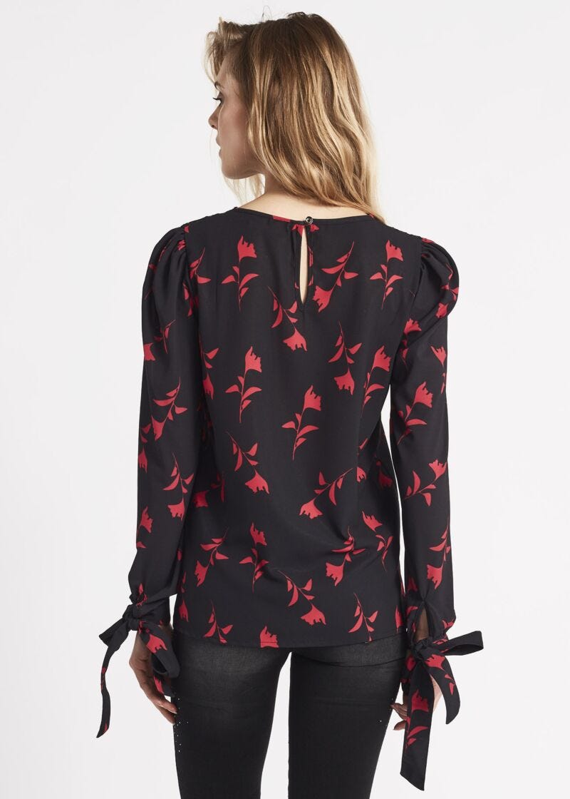 Blusa con carr&eacute; in pizzo