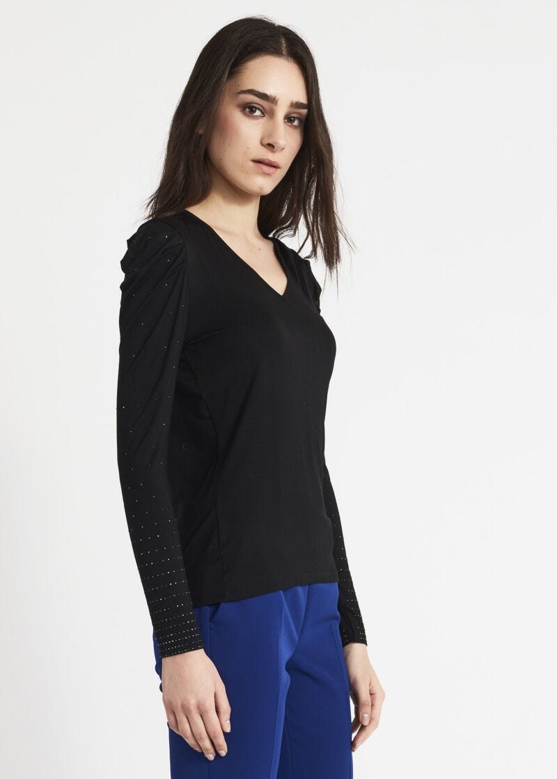 T-shirt con scollo a V e strass