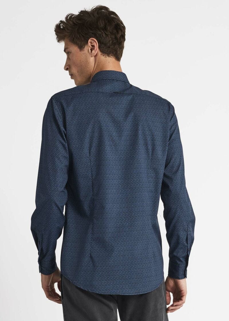 Shirt with classic collar