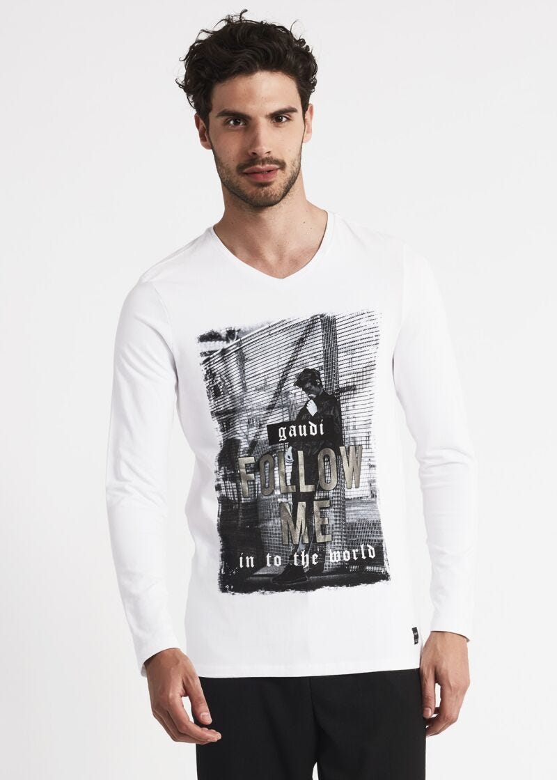 T-shirt with V neck