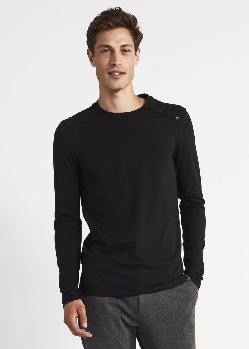 T-shirt with shoulder buttons