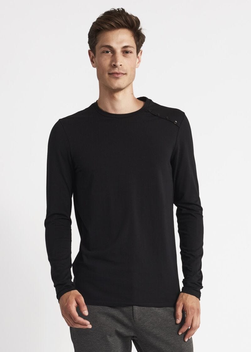 T-shirt with shoulder buttons