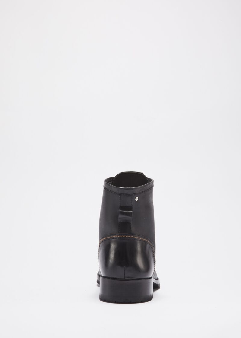 Low lace-up boot in vintage leather