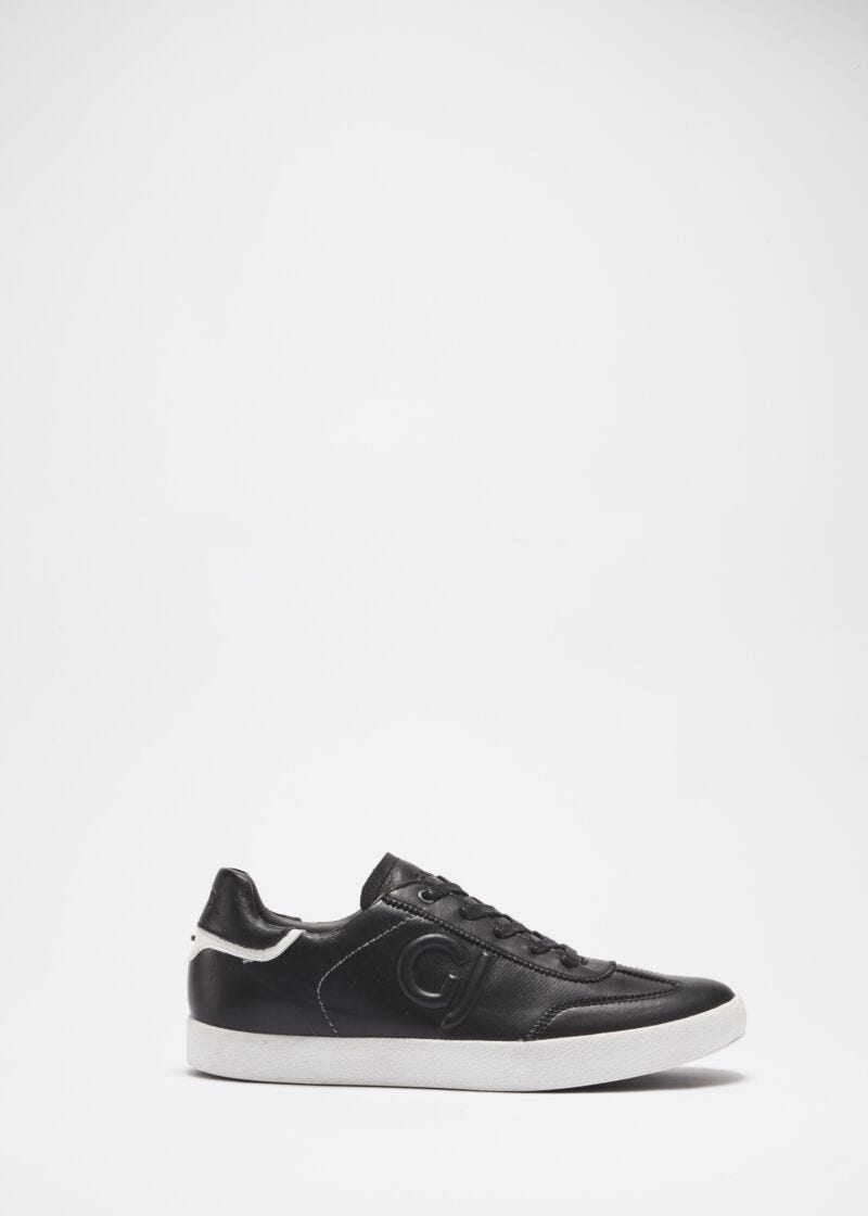 Trainers with contrasting inserts