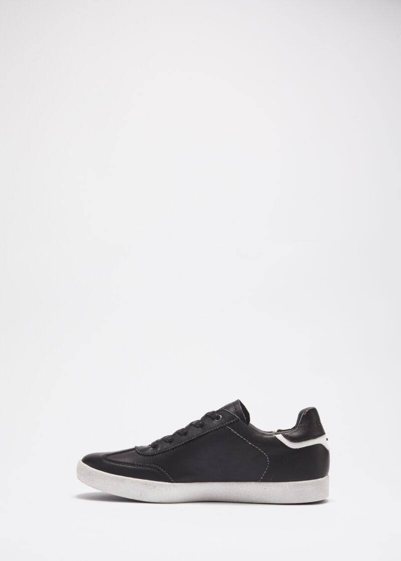 Trainers with contrasting inserts
