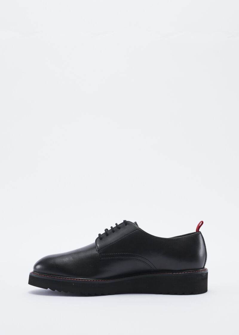 Derby with contrasting stitching