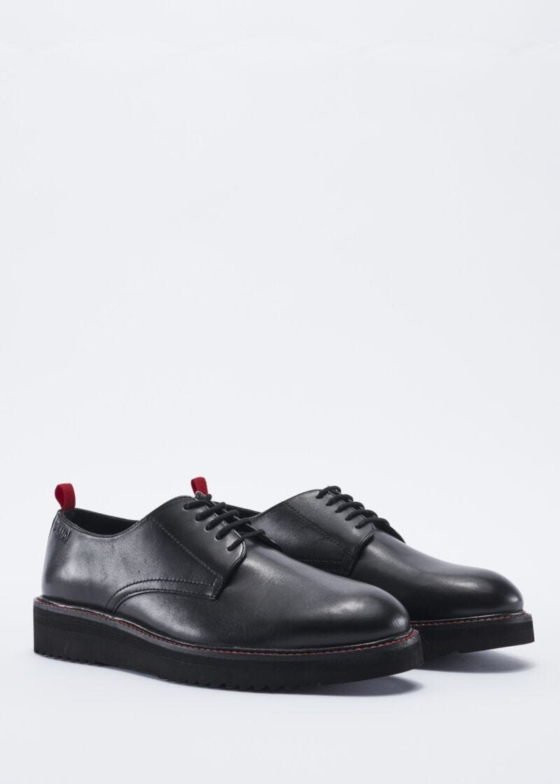 Derby with contrasting stitching