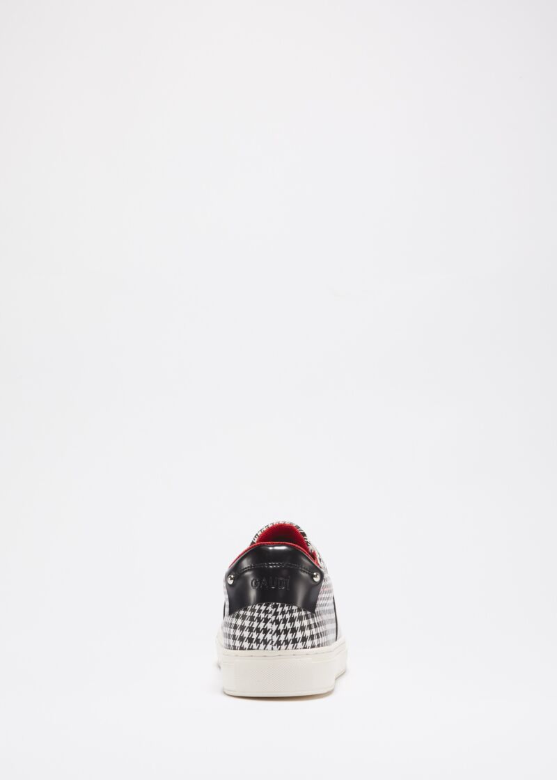 Trainers with contrasting inserts