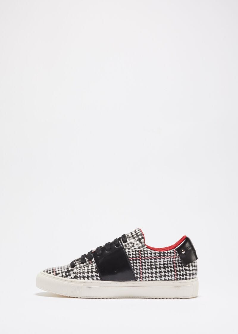 Trainers with contrasting inserts