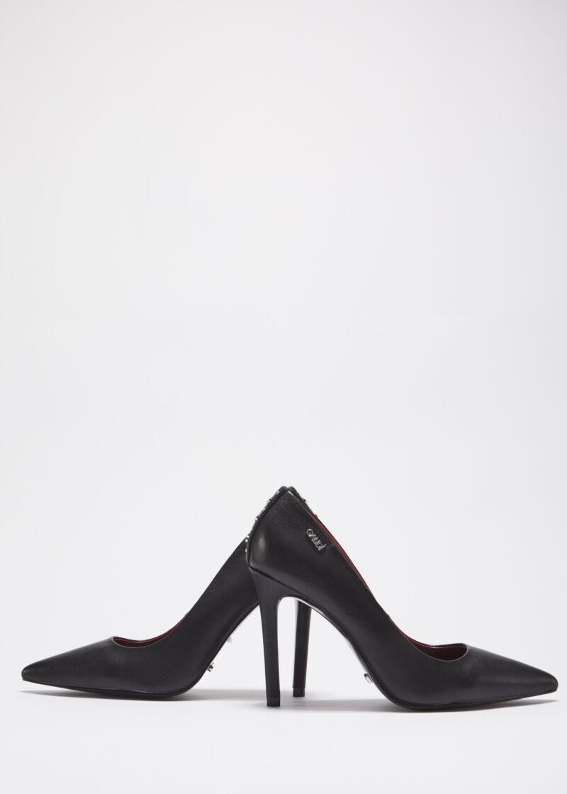 Court shoe with studs