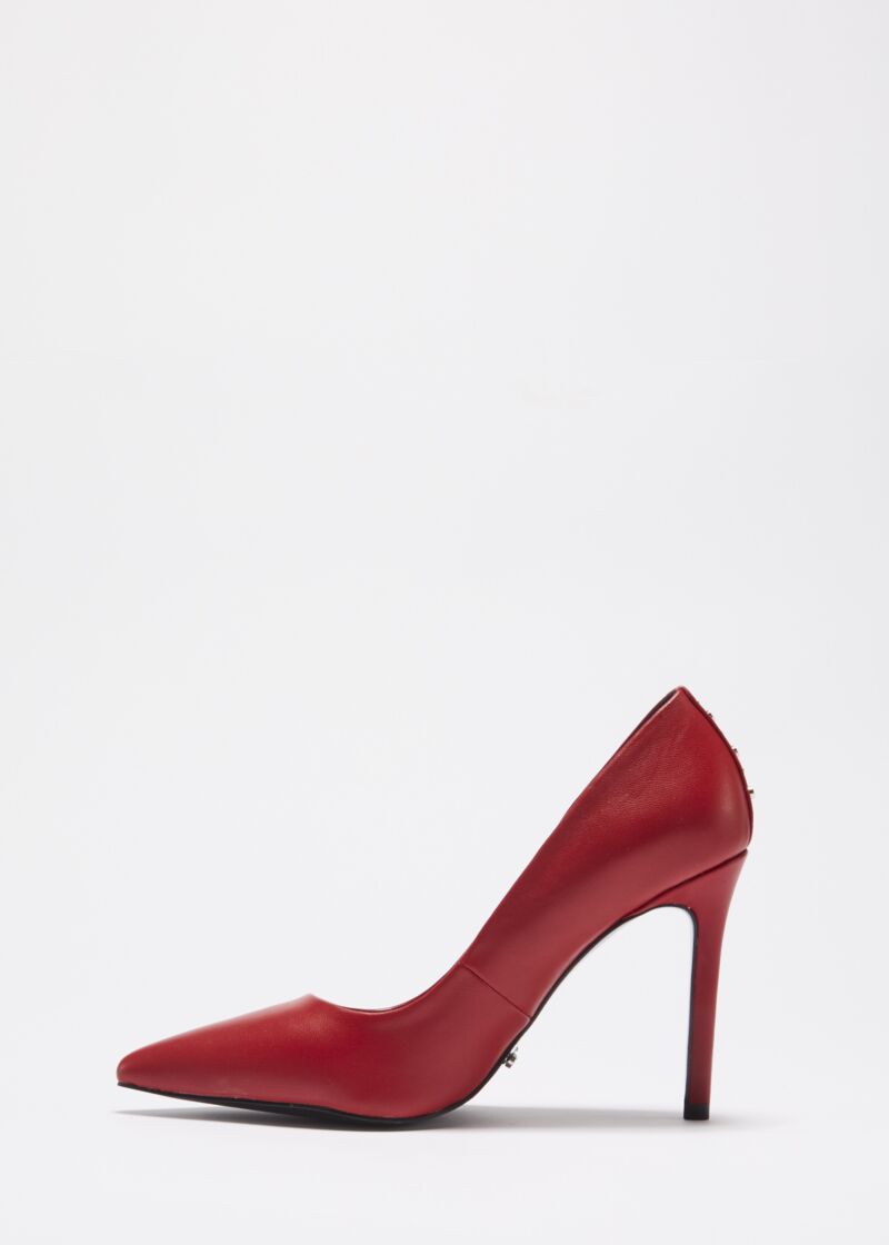 Court shoe with studs