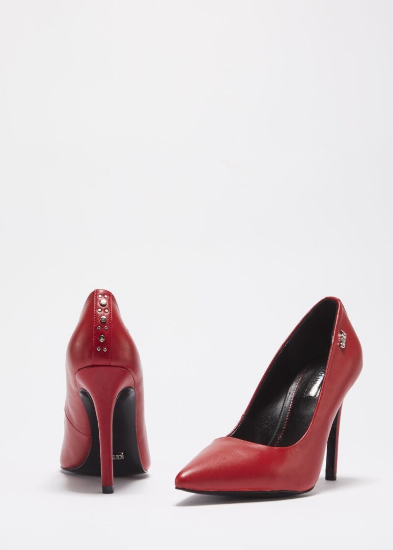 Court shoe with studs