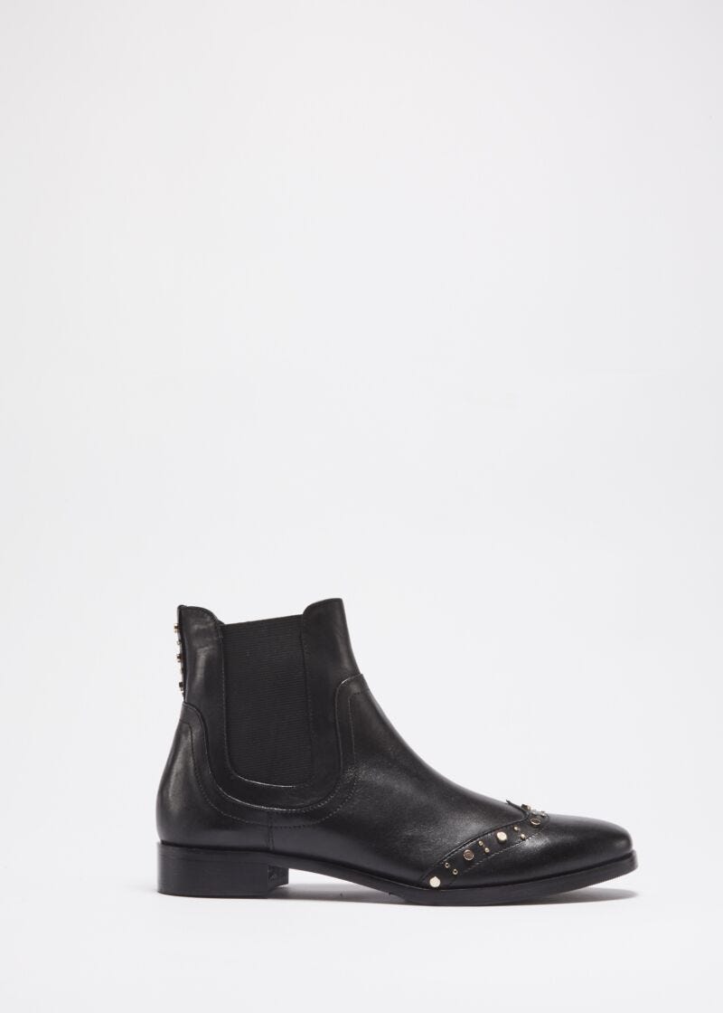 Beatle boot with dovetail embellishment