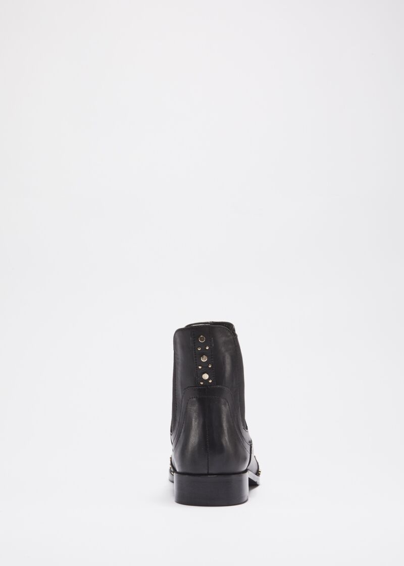 Beatle boot with dovetail embellishment
