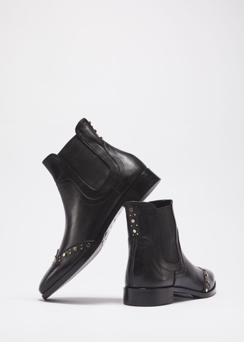 Beatle boot with dovetail embellishment