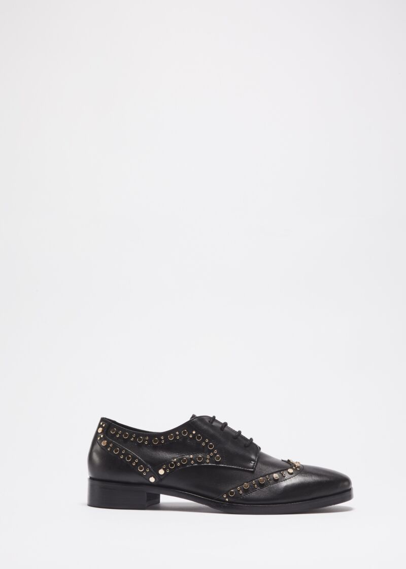 Beatle boot with dovetail embellishment