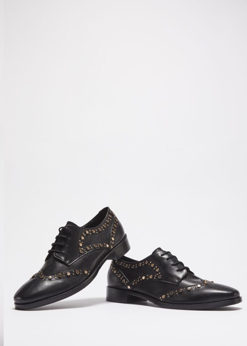 Beatle boot with dovetail embellishment