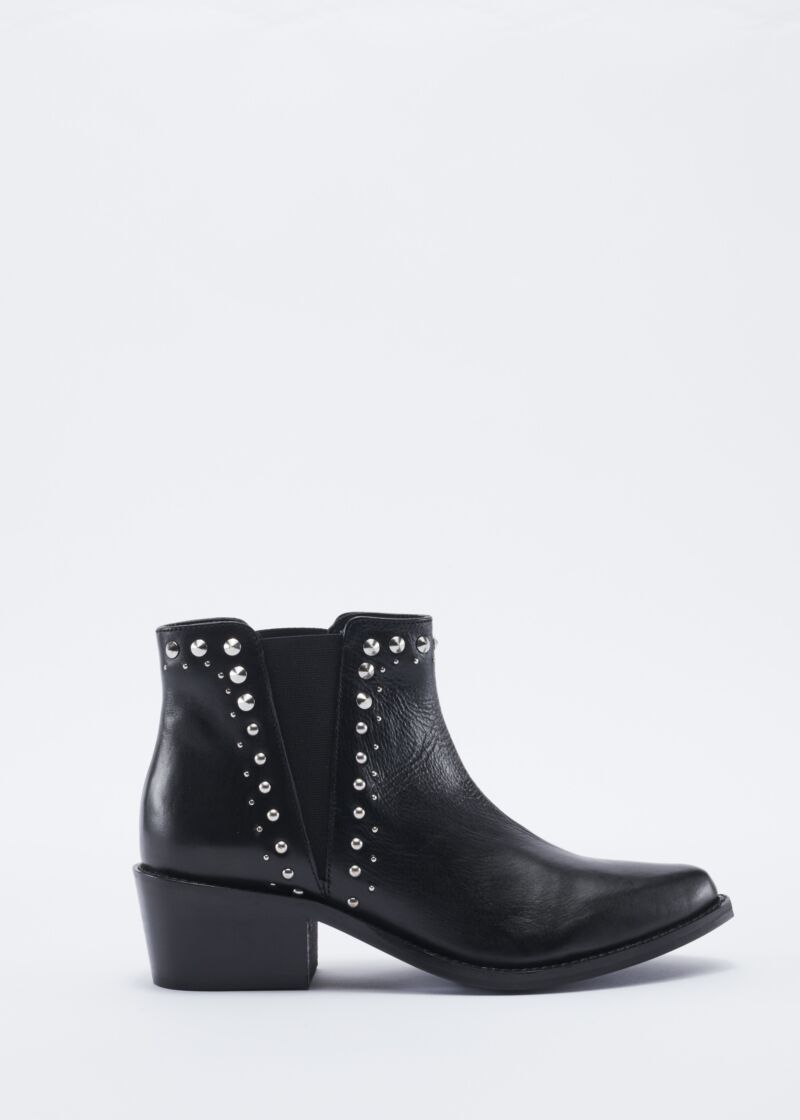 Cowboy boot with spherical studs