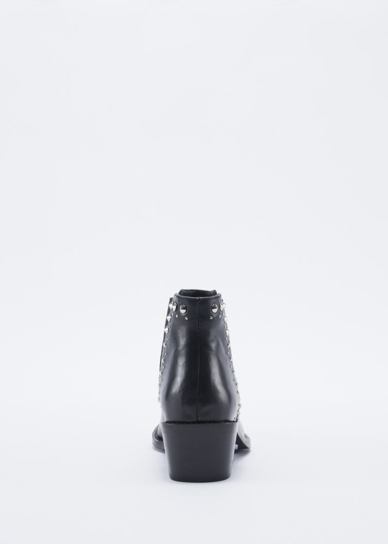 Cowboy boot with spherical studs