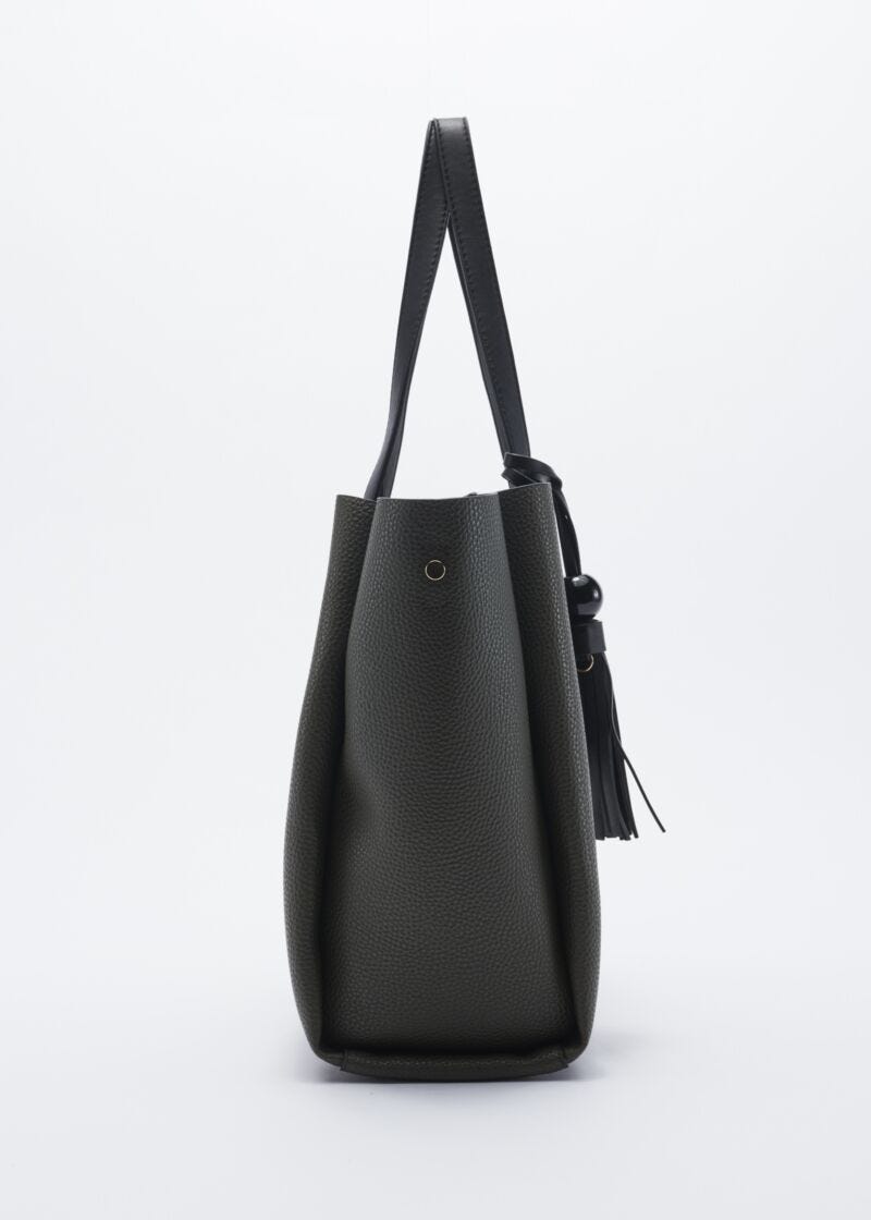 Bag with contrasting colour handles