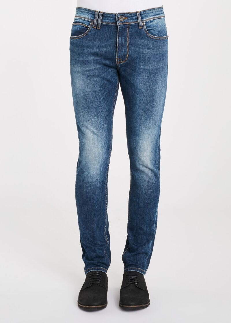 Jeans with tobacco-coloured stitching