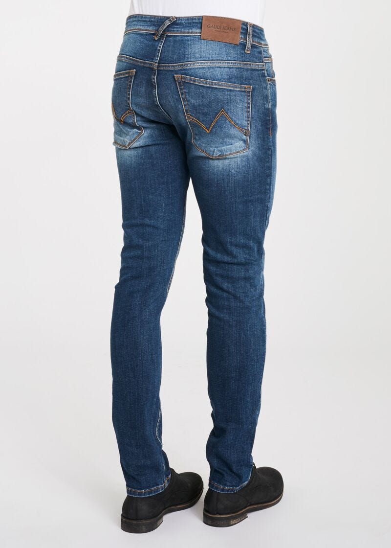 Jeans with tobacco-coloured stitching