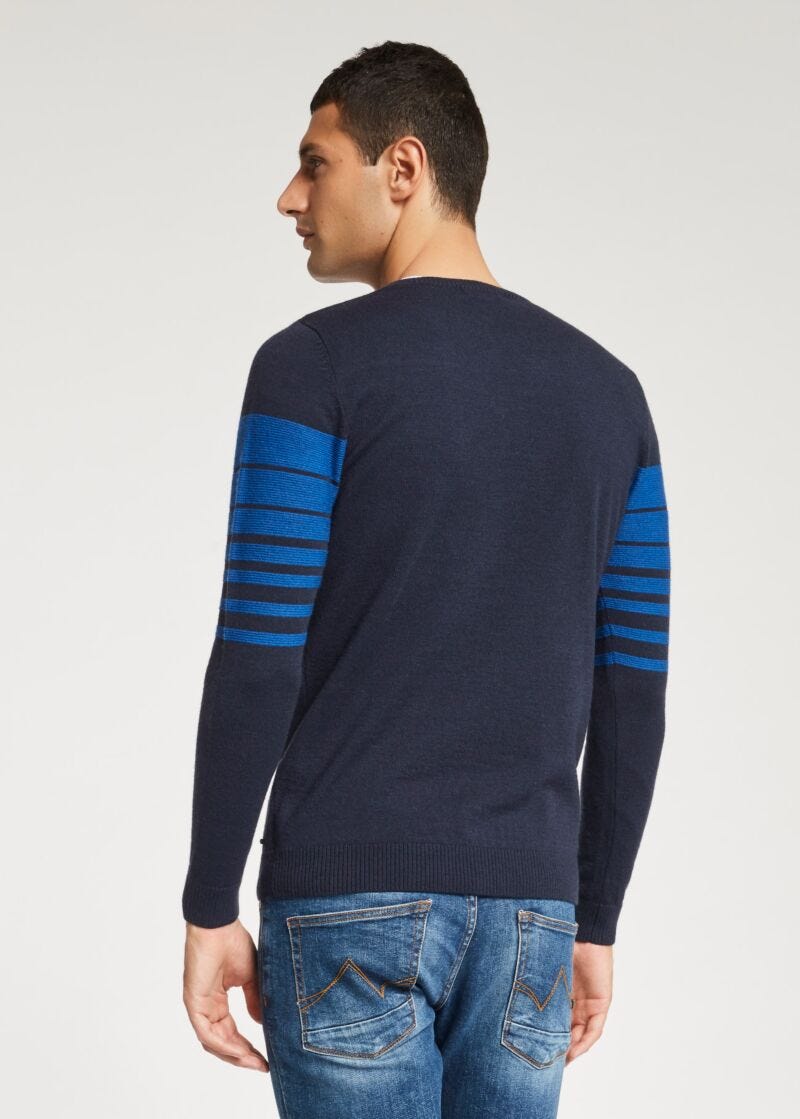 Pull avec encolure en V