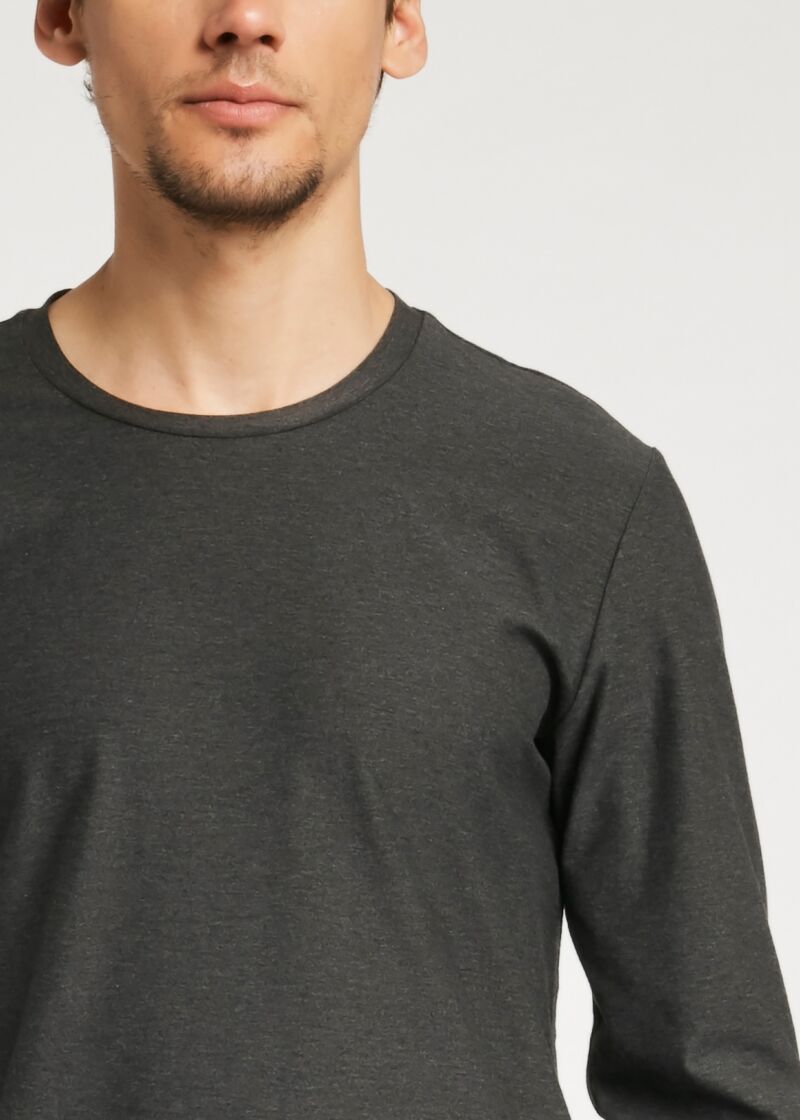 Long-sleeved T-shirt