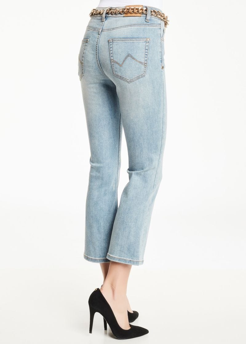 Jeans con cintura a catena