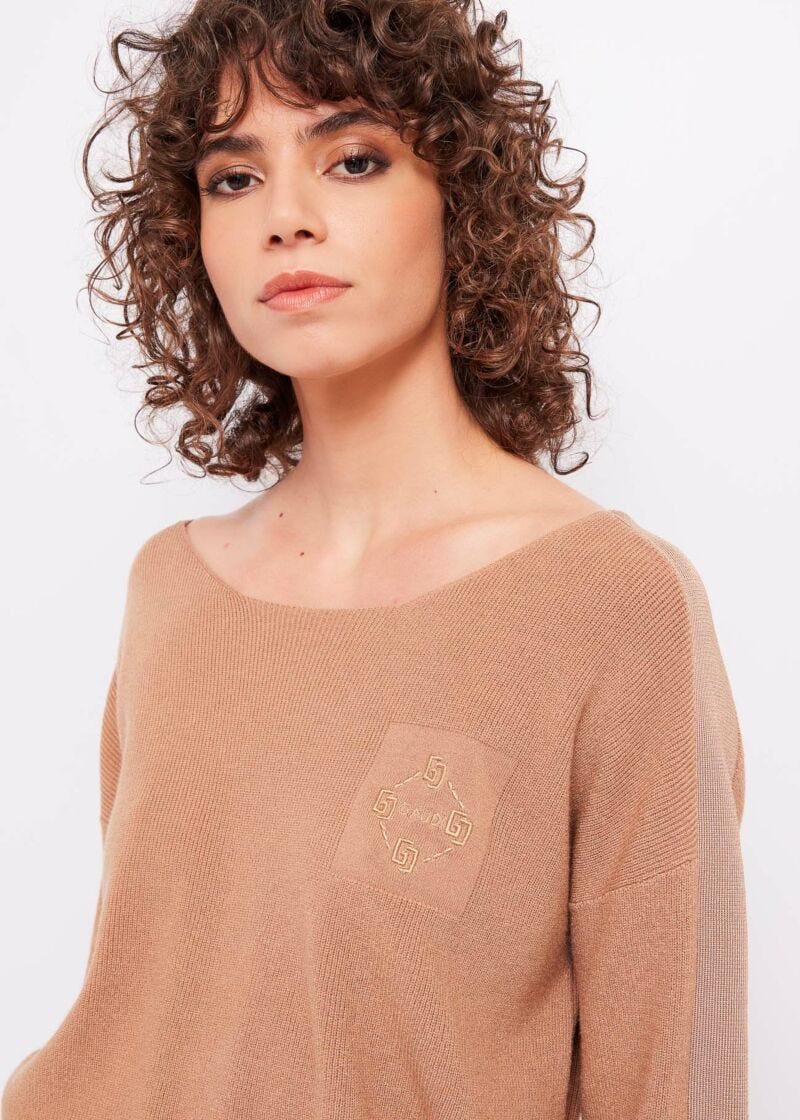 Maglia con logo ricamato