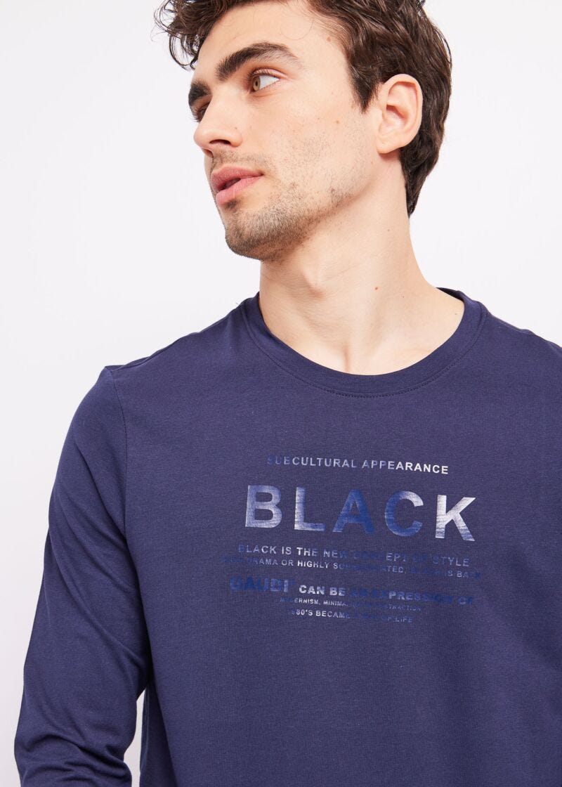 Long-sleeved T-shirt