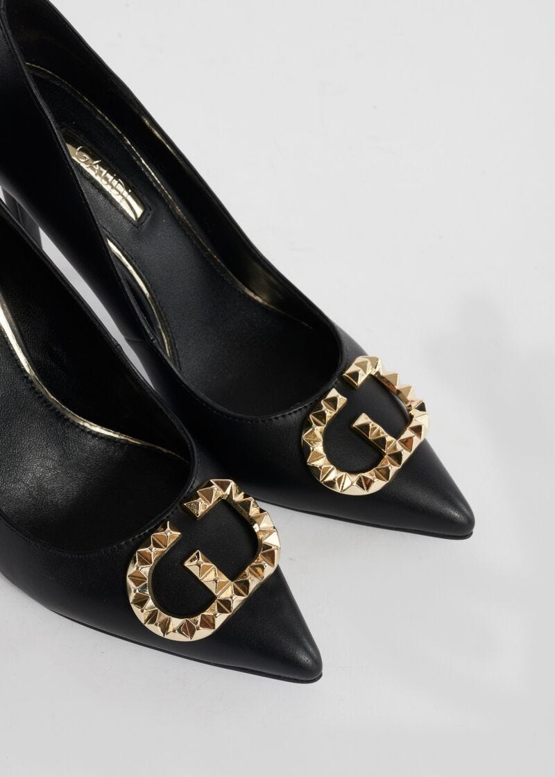 Court shoes with logo