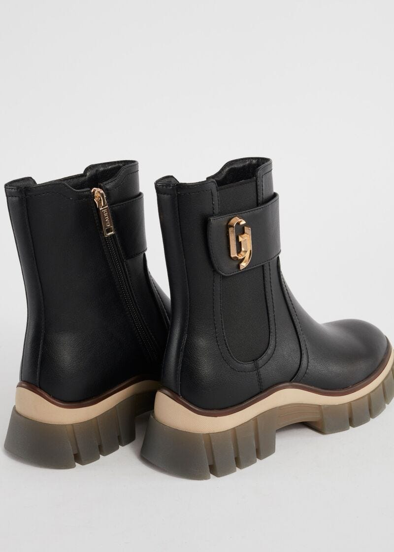 Ankle boots with zip