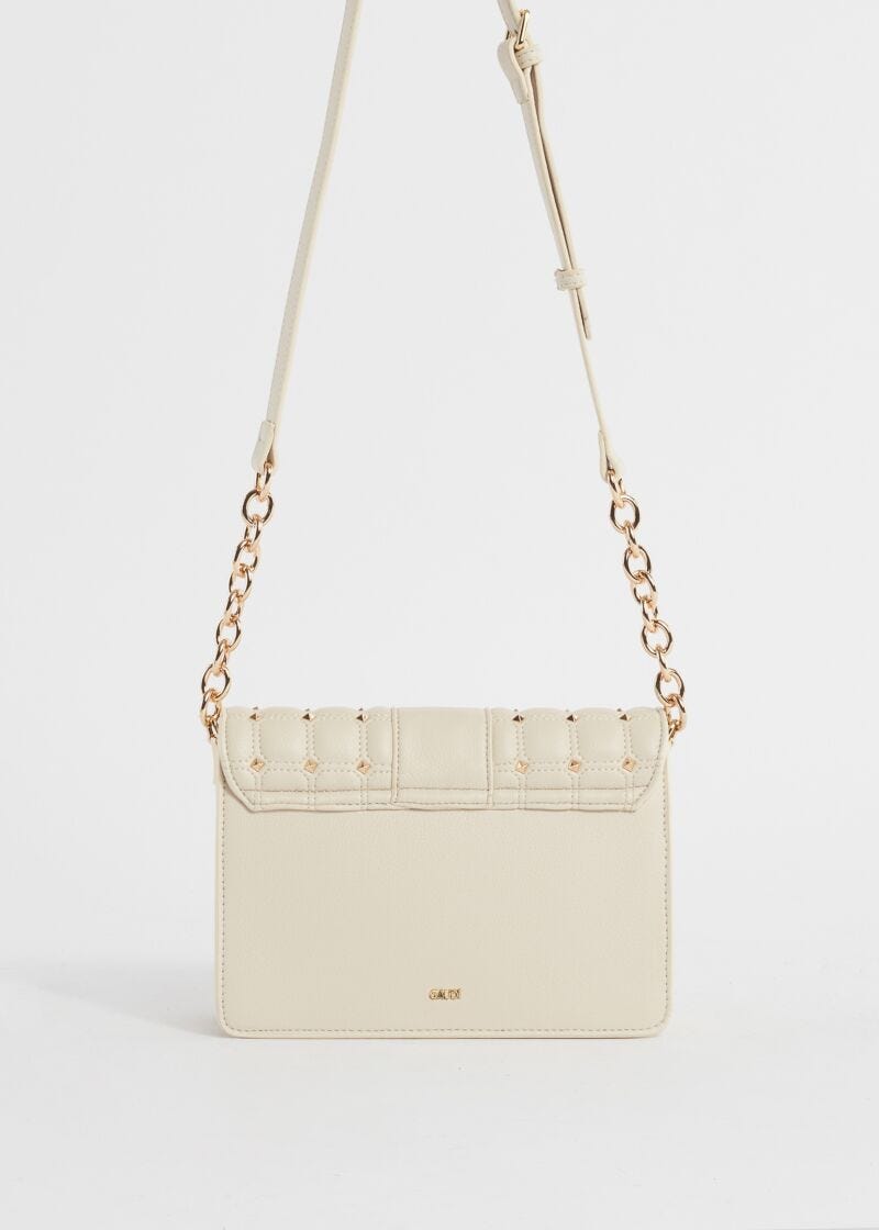 Borsa crossbody matelassé con borchie