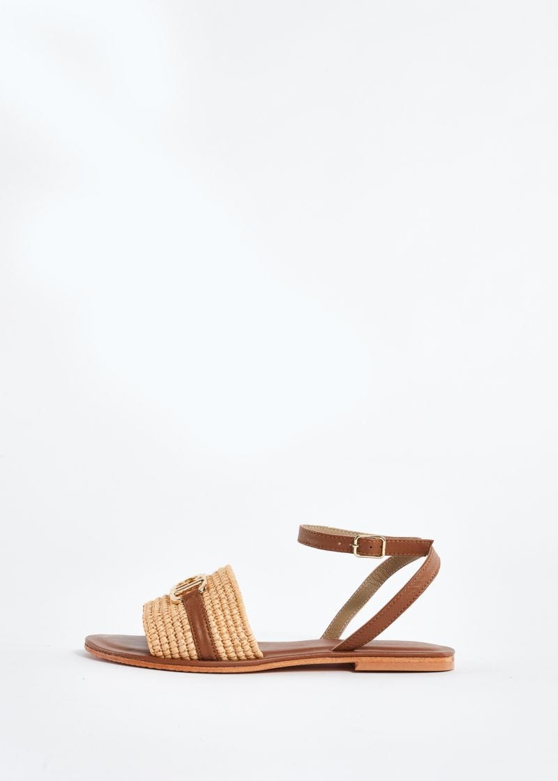 Flat sandals in leather and raffia