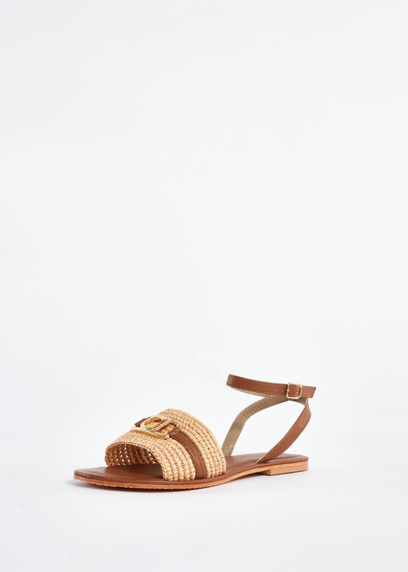 Flat sandals in leather and raffia