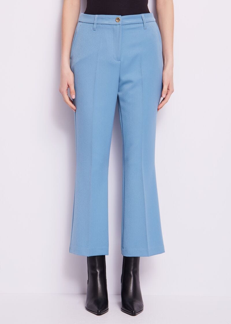Pantaloni azzurri con piega