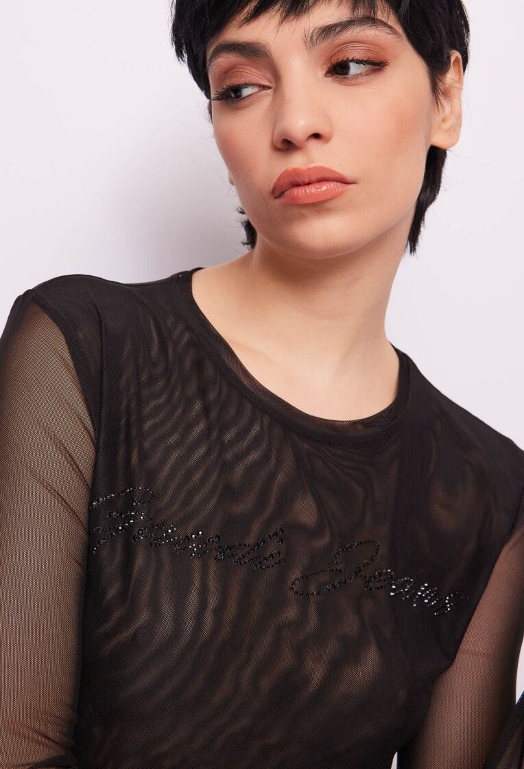 Camiseta negra de tul con logotipo