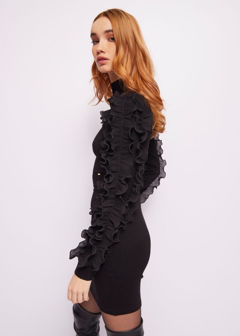 Robe noire en maille avec ruchés