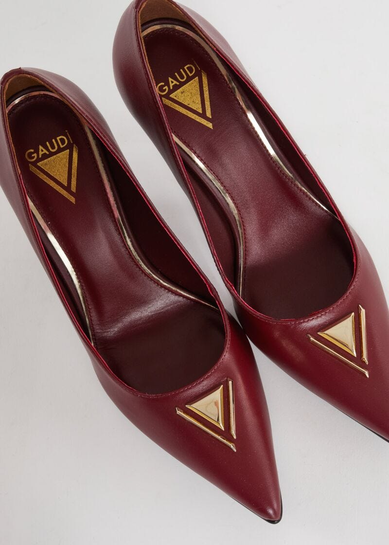 Zapatos de salón de piel con logotipo