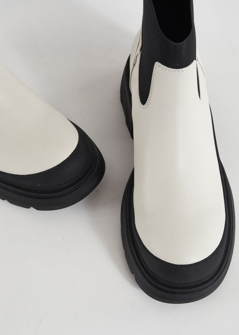 Ankle boots with elastic