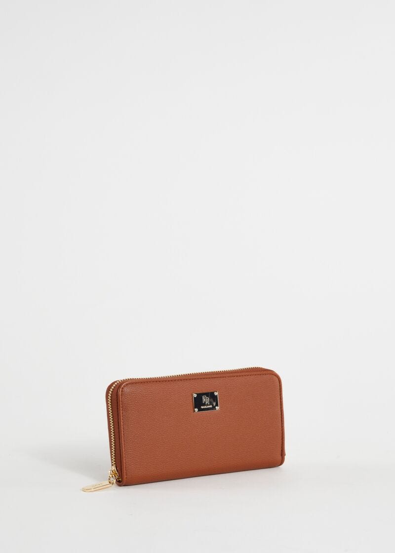 Cartera marrón de piel sintética