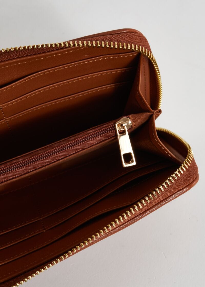 Cartera marrón de piel sintética