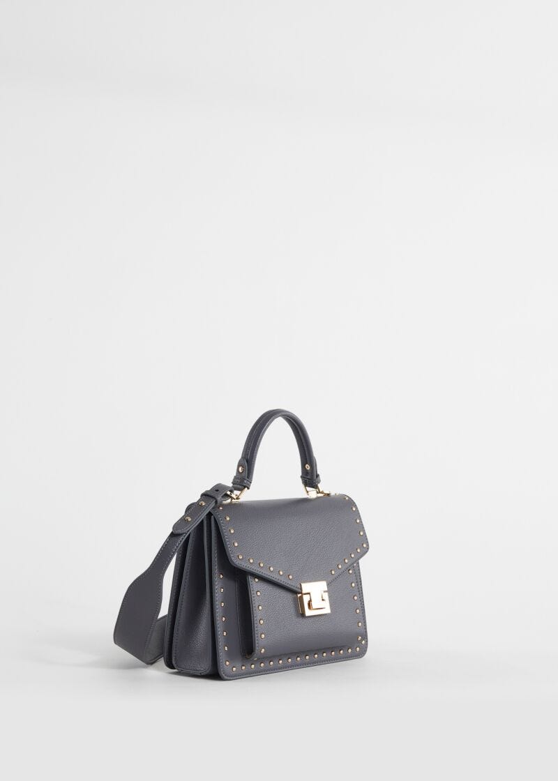 Sac à main gris avec clous