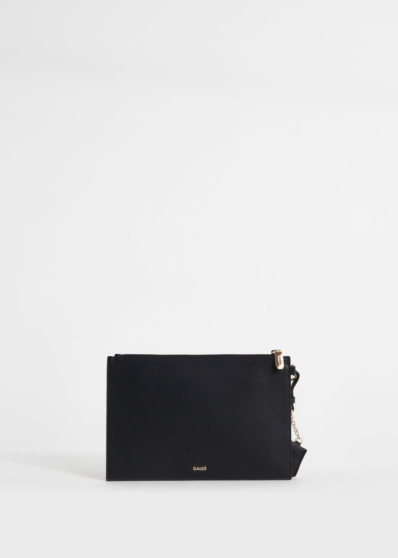 Cartera de mano negra con colgante