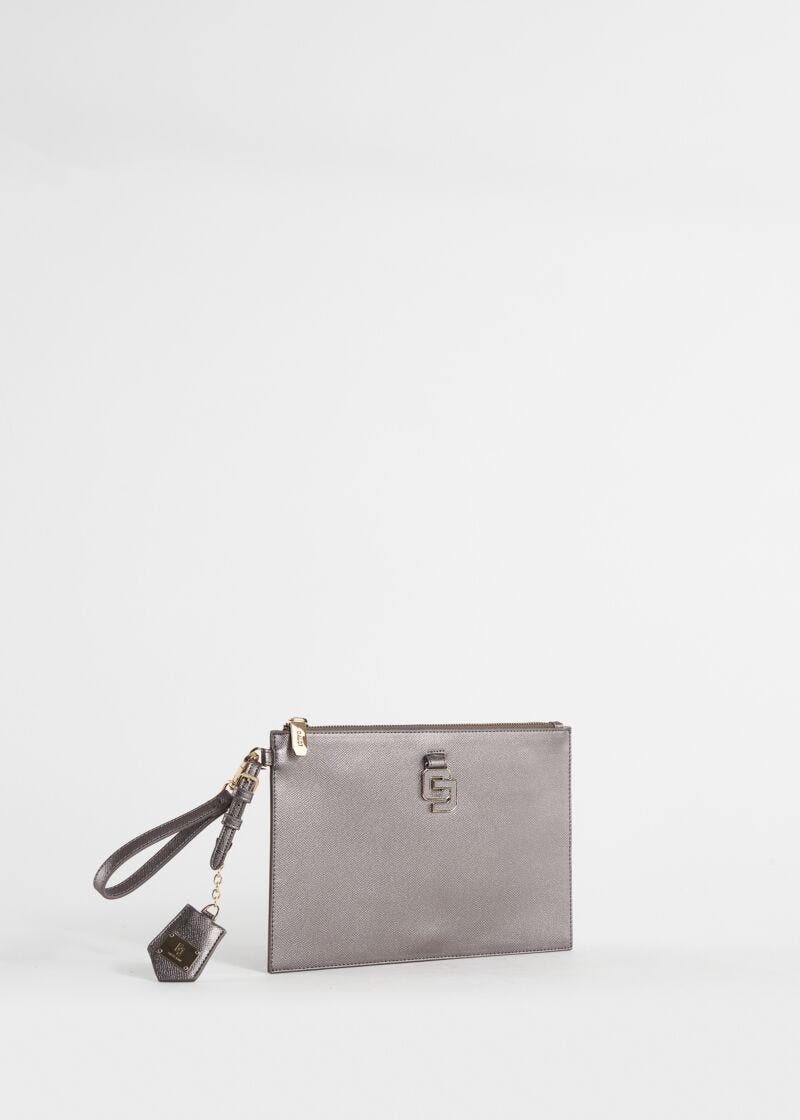Cartera de mano laminada con colgante