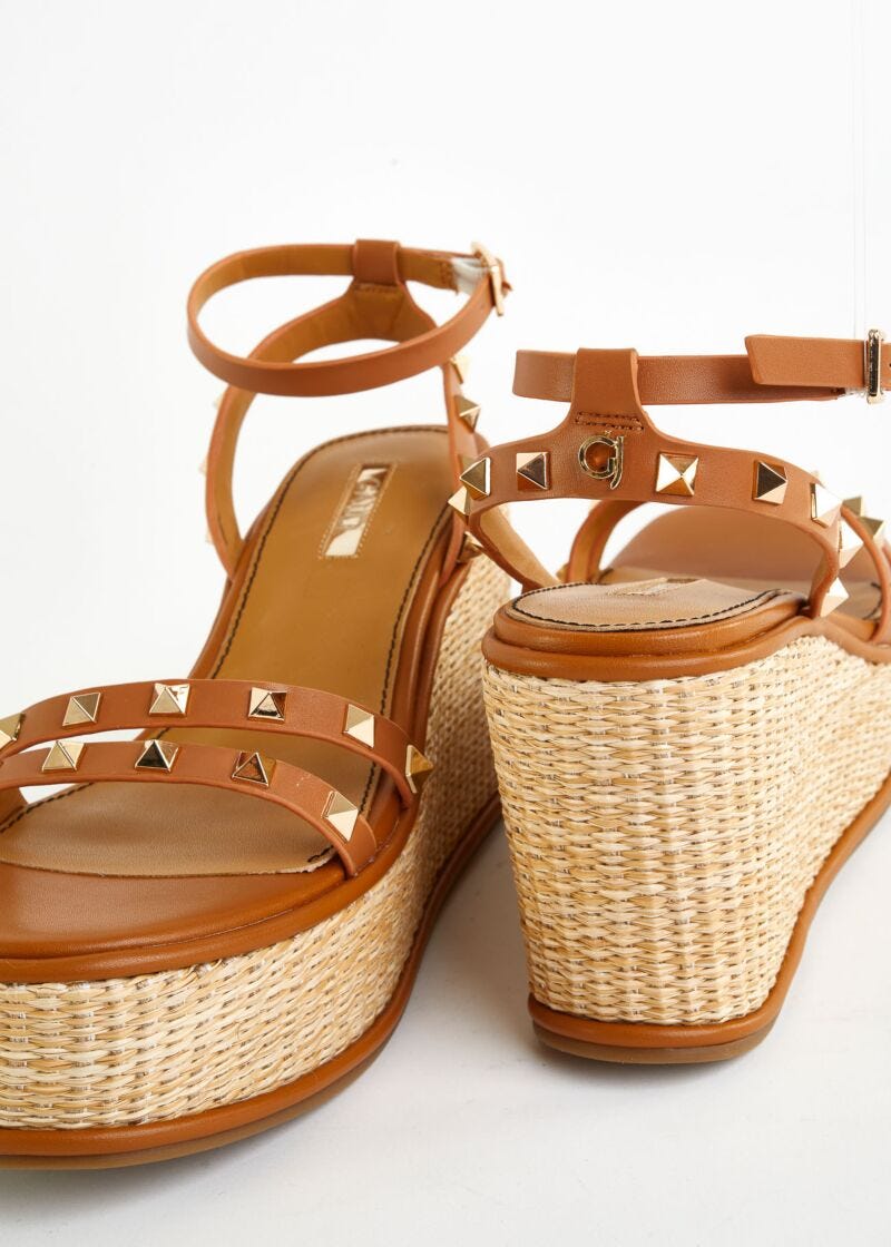 Sandali platform con borchie