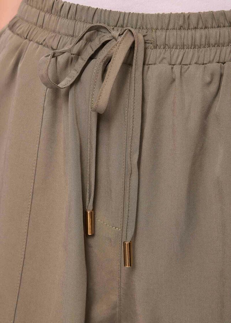Shorts da donna verde con tasche