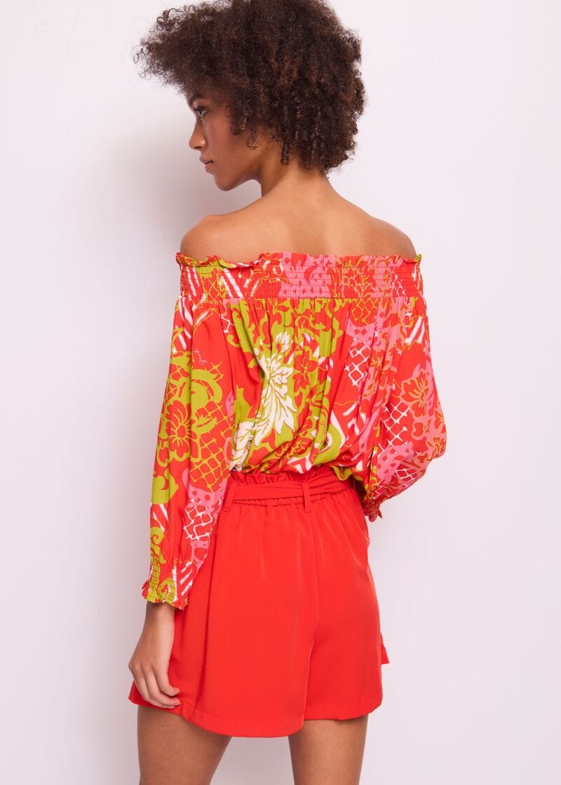 Top donna off the shoulder