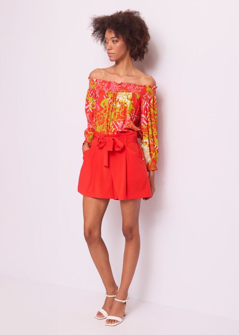 Top donna off the shoulder